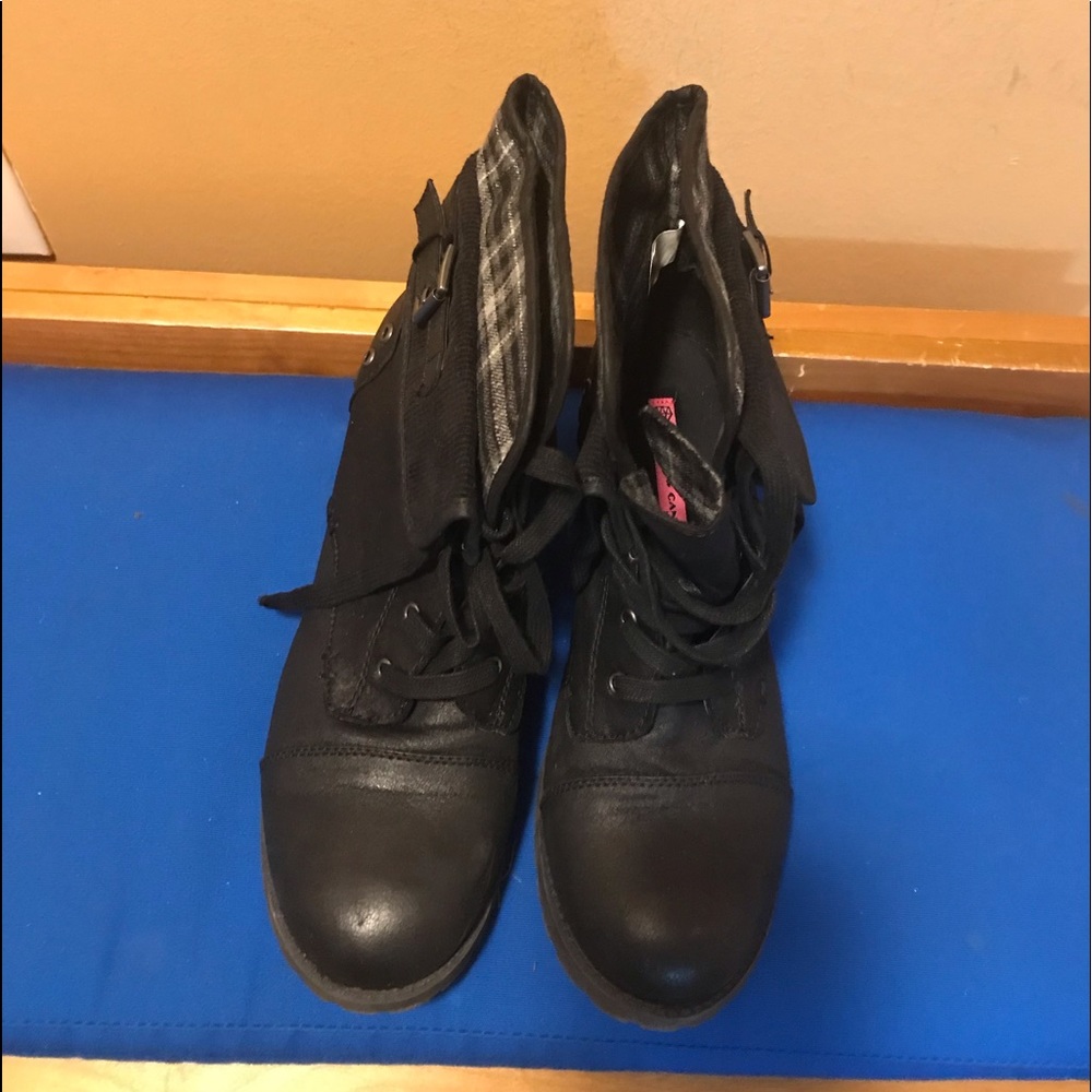 Laced boots